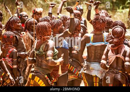 A Hamar woman being whipped by a man at a 'Jumping of the Bull' ceremony.  The semi-nomadic Hamar of Southwest Ethiopia Stock Photo - Alamy