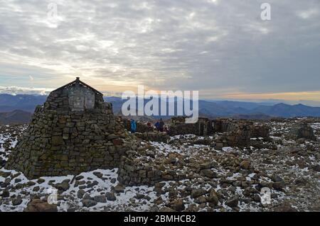 Summit shelter and walkers on Ben Nevis Stock Photo