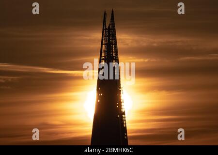 London, UK. 9th May, 2019. UK Weather: A dramatic evening sun sets behind The Shard skyscraper ending a day which saw temperatures peak at 24C in the city. Credit: Guy Corbishley/Alamy Live News Stock Photo
