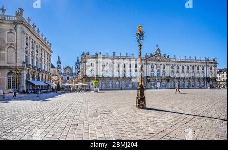 wrought iron gilded lantern on Place Stanislas with view of the Hotel de Ville (City Hall) and Nancy Cathedral, the 18th century grand square in the c Stock Photo