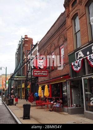 MEMPHIS, TENNESSEE - JULY 22, 2019: The Pig on Beale, a popular barbecue restaurant on the historic Beale Street in Memphis, TN, with patrons dining o Stock Photo