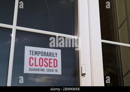 TEMPORARILY CLOSED sign on a door shop, restourant Stock Photo