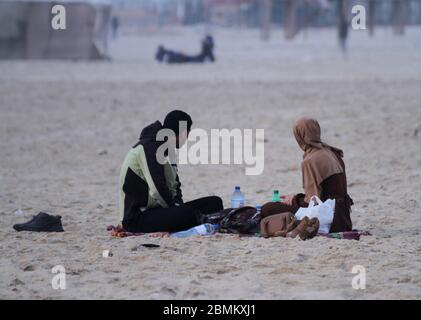 Gaza, Palestine. 09th May, 2020. Palestinians break their fast and have their iftar dinner on the shore of Gaza during the muslim holy month of Ramadan. Iftar is the evening meal consumed by families at the end the daily Ramadan fast. During this year's Ramadan Gazans are having to face the Covid-19 threat in addition to the usual power outages and economic crisis. Credit: ZUMA Press, Inc./Alamy Live News Stock Photo