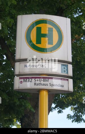 Die in Berlin-Spandau befindliche BVG-Bushaltestelle Nauener Straße Ecke Brunsbütteler Damm.