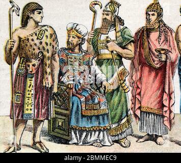 Costumes religieux dans l'Antiquite : de g a d portrait d'un Grand pretre egyptien, un Grand pretre hebreu, un roi assyrien en vetements d'officiant e Stock Photo