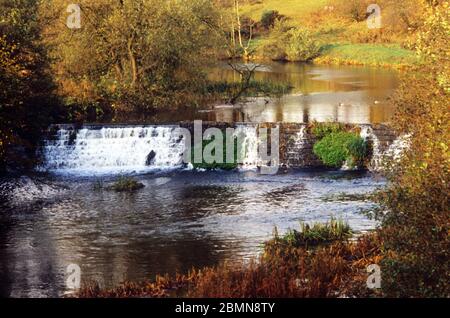 A Weir controlling the levels of the River Aln at Alnwick Castle Stock Photo
