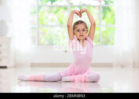 jeg er syg Ledsager Så hurtigt som en flash Ballet home training. Remote learning. Little ballerina in dance class.  Cute girl in tutu and leotard learning to dance. Classic choreography for  kids Stock Photo - Alamy