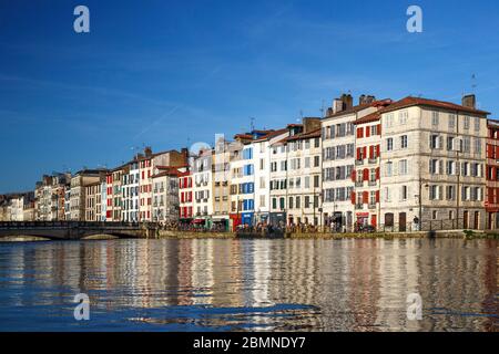 The Nive river and the Galuperie quay in the 'Small Bayonne' area (Bayonne - French Basque country - Atlantic Pyrenees - Aquitaine - France). Stock Photo