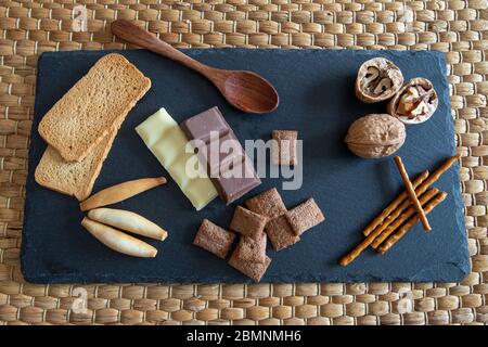 Pan y chocolate con nueces, un pequeño aperitivo Stock Photo