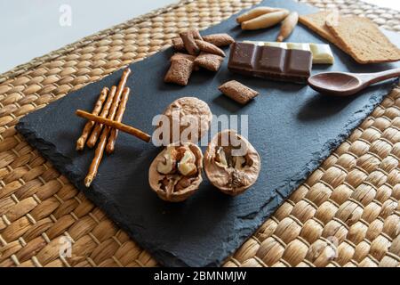 Pan y chocolate con nueces, un pequeño aperitivo Stock Photo