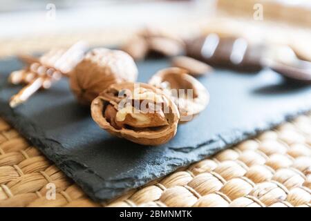Pan y chocolate con nueces, un pequeño aperitivo Stock Photo