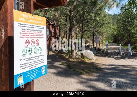 Naramata, British Columbia/Canada - May 8, 2020: social distancing sign posted at Kettle Valley Rail Trail during the COVID-19 coronavirus  pandemic Stock Photo