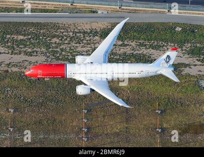 Norwegian Air Boeing 787 Dreamliner on final approach Los Angeles International Airport, USA. Aerial view of 787-9 aircraft registered as LN-LNO. Stock Photo