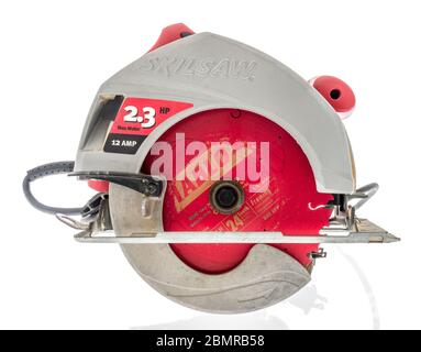 https://l450v.alamy.com/450v/2bmrb58/winneconne-wi-5-may-2020-a-package-slkilsaw-circular-saw-corded-on-an-isolated-background-2bmrb58.jpg