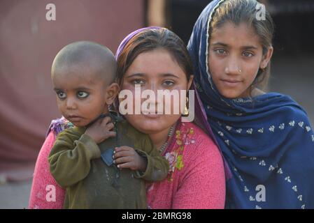 Pakistan Mami R Pakistani mothers and their babies Stock Photo - Alamy