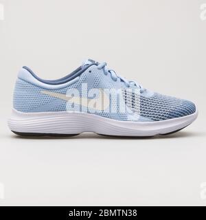 Nike revolution deals 4 38