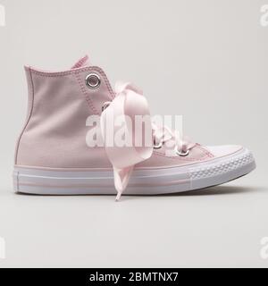 Converse big shop eyelet pink