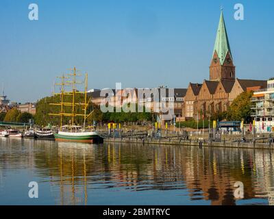 Blick auf  Innenstadt über die Weser mit St. Martini und Segelschiff Alexander von Humboldt, Bremen, Deutschland Stock Photo