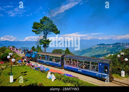 India, West Bengal, Darjeeling, the toy train from Darjeeling Himalayan Railway at Batasia Loop, Unesco world Heritage Stock Photo