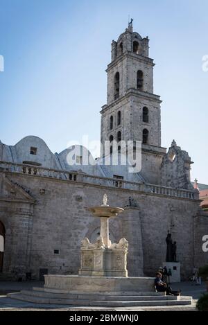 Lion fountain and the Basilica of St Francis of Assisi, Plaza de San Francisco de Asís, Old City Centre, Havana Vieja, Havana, Cuba Stock Photo