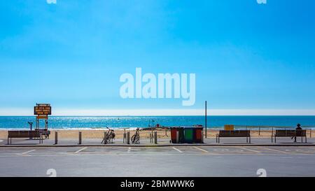 Branksome chine beach, Poole, Dorset, UK - 1st Apr, 2020. If its too busy, dont risk it sign on empty beach during covid crisis. Stock Photo