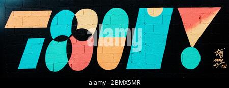 buntes Grafitti mit schwarzen Hintergrund Stock Photo