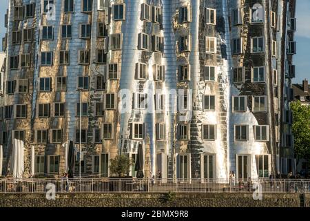 Neuer Zollhof Nr. 2 des Architekten und Designer Frank Gehry im MedienHafen, Landeshauptstadt Duesseldorf, Nordrhein-Westfalen, Deutschland, Europa | Stock Photo