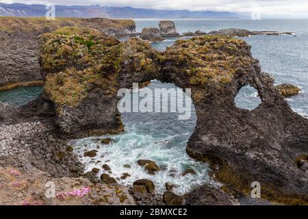 Gatklettur ('Hellnar Arch'), a stunning rock arch and basalt coastline at Arnarstapi, Snæfellsnes peninsula, Iceland. Stock Photo