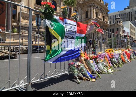 Flowers, tributes, condolences outside Cape Town City Hall on Dec 6, 2013, the  day after the death of the former president, South Africa Stock Photo