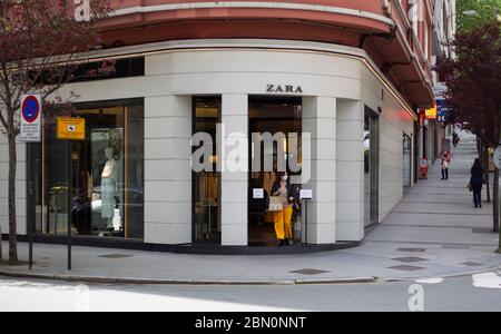 Coruña-Spain. Buyers in the first store opened by the 'Inditex' group, under the name 'Zara' after reopening today after being closed by the covid-19 Stock Photo