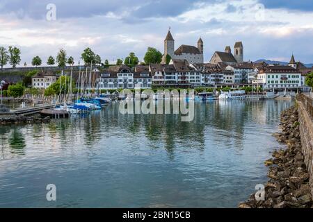 View of the Rapperswil harbour and altstadt (old city) dominated by its castle and Stadtpfarrkirche (St. John's Church), Rapperswil-Jona, St. Gallen, Stock Photo