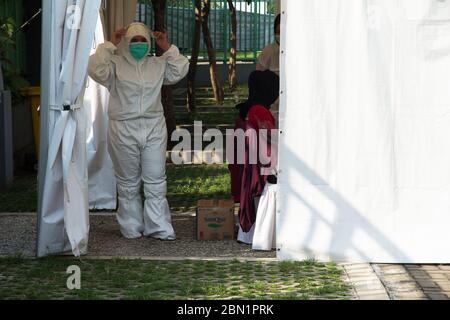 Bekasi, Indonesia. 12th May, 2020. Medical Officers prepare during rapid test method at Candrabaga Patriot Stadium, Bekasi, West Java, Indonesia, Tuesday, May 12, 2020. The examination was conducted to break the chain of the spread of the COVID-19. (Photo by Yogi Aroon Sidabariba/INA Photo Agency/Sipa USA) Credit: Sipa USA/Alamy Live News Stock Photo