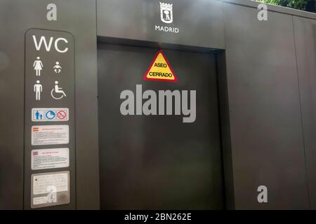 Madrid, Spanien. 10th May, 2020. Closed public toilet on the 57th day since the state of emergency was imposed by the Spanish government due to the corona crisis. Madrid, May 10th, 2020 | usage worldwide Credit: dpa/Alamy Live News