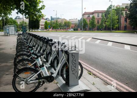 Madrid, Spanien. 10th May, 2020. Rental bicycles on the 57th day since the state of emergency was imposed by the Spanish government due to the corona crisis. Madrid, May 10th, 2020 | usage worldwide Credit: dpa/Alamy Live News