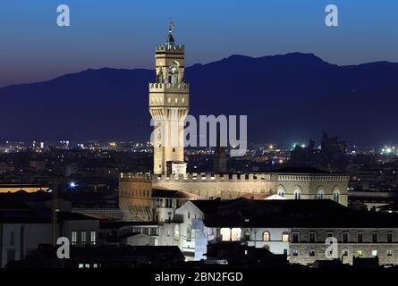 I/Toskana/Florenz: Blick am Abend von Piazzale Michelangelo auf den Palazzo Vecchio Stock Photo