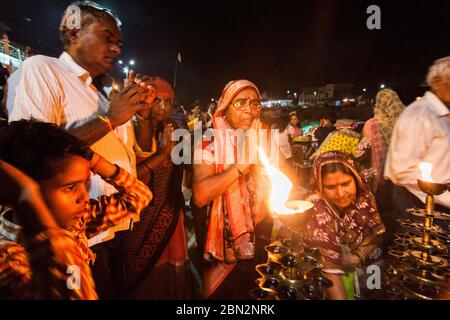 Chitrakoot, Madhya Pradesh, India : Pilgrims worship the flames of the evening aarti ceremony at Ramghat on the Mandakini river where during their exi Stock Photo