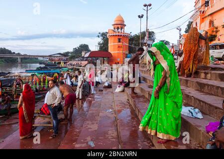 Chitrakoot, Madhya Pradesh, India : A woman in a colourful green sari stands at Ramghat on the Mandakini river, where during their exile period Lord R Stock Photo