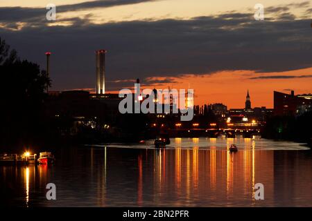 Sonnenuntergang Panorama von Berlin mit  Marienkirche, Spree, Rotes Rathaus, Kraftwerk Mitte Stock Photo