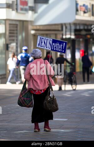 Woman With Jesus Saves Sign In The Pedestrian Zone Westenhellweg Dortmund Germany Frau Mit Jesus Rettet Schild In Der Fussgaengerzone Westenhe Stock Photo Alamy