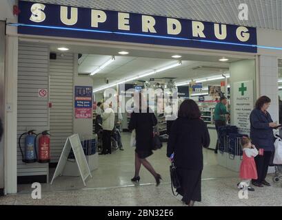 1997, Leeds city Centre, busy with shoppers, West Yorkshire, northern England, UK Stock Photo