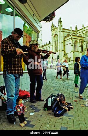1997 Buskers entertaining children with puppet, Wakefield town centre, west Yorkshire, Northern England Stock Photo