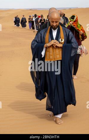 Zen sesshin (retreat) in the Sahara desert, Morocco. Kin hin (walking meditation) Stock Photo