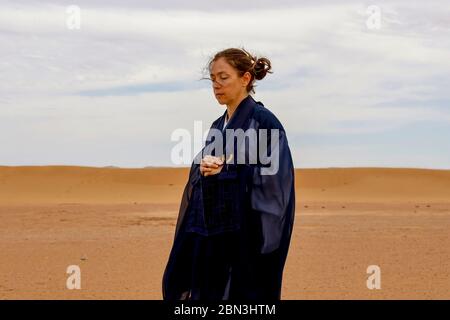 Zen sesshin (retreat) in the Sahara desert, Morocco. Kin hin (walking meditation) Stock Photo