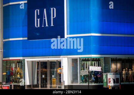 The closed Gap store in Times Square in New York on Thursday, May 7, 2020. The Gap announced that it plans to open up to 800 of its closed stores by the end of May. (© Richard B. Levine) Stock Photo