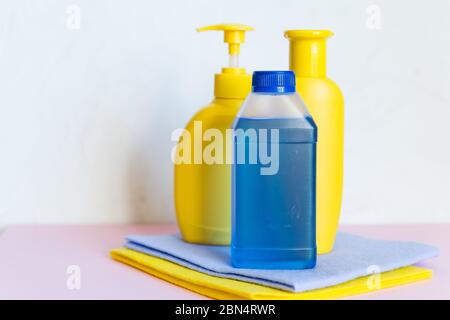 Bucket with dust wiper, sponges, chemicals bottles and mopping stick on the  floor in the apartment. Cleaning service concept Stock Photo - Alamy