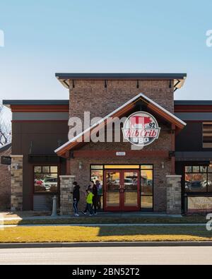 Exterior of Rib Crib BBQ restaurant with family exiting. Wichita, Kansas, USA. Stock Photo