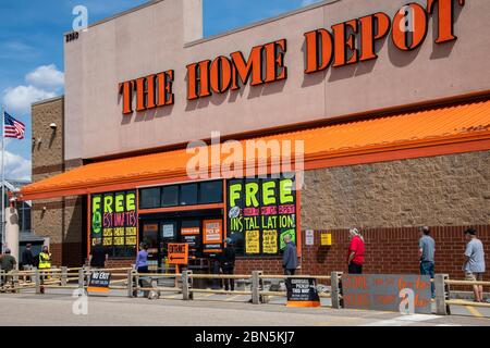 Maplewood, Mn.   Customers at Home Depot use social distancing and wait in line  to be the next one to be let in the store. Stock Photo