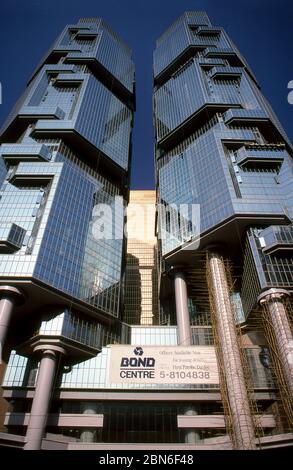 China: The twin towers of the Bond Centre (now known as the Lippo Centre) were completed in 1988 at 89 Queensway, Admiralty, Hong Kong (1987).  Origin Stock Photo
