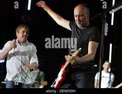 Bonn, Deutschland. 11th July, 2006. Guitarist Pete Townshend (r) and singer Roger Daltrey (l) from the legendary band 'The Who' rock on Tuesday (11.07.2006) in Bonn at their concert on the Museum Mile to kick off their tour of Germany. The legendary band became known to the general public in 1969 with the rock opera 'Tommy'. Credit: Achim Scheidemann dpa/lnw     (c) dpa - Report     | usage worldwide/dpa/Alamy Live News Stock Photo