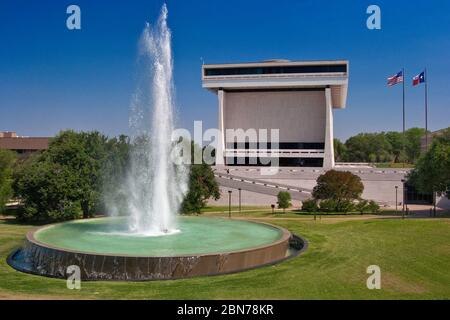 Lyndon Baines Johnson Presidential Library & Museum, fountain, at University of Texas campus in Austin, Texas, USA Stock Photo